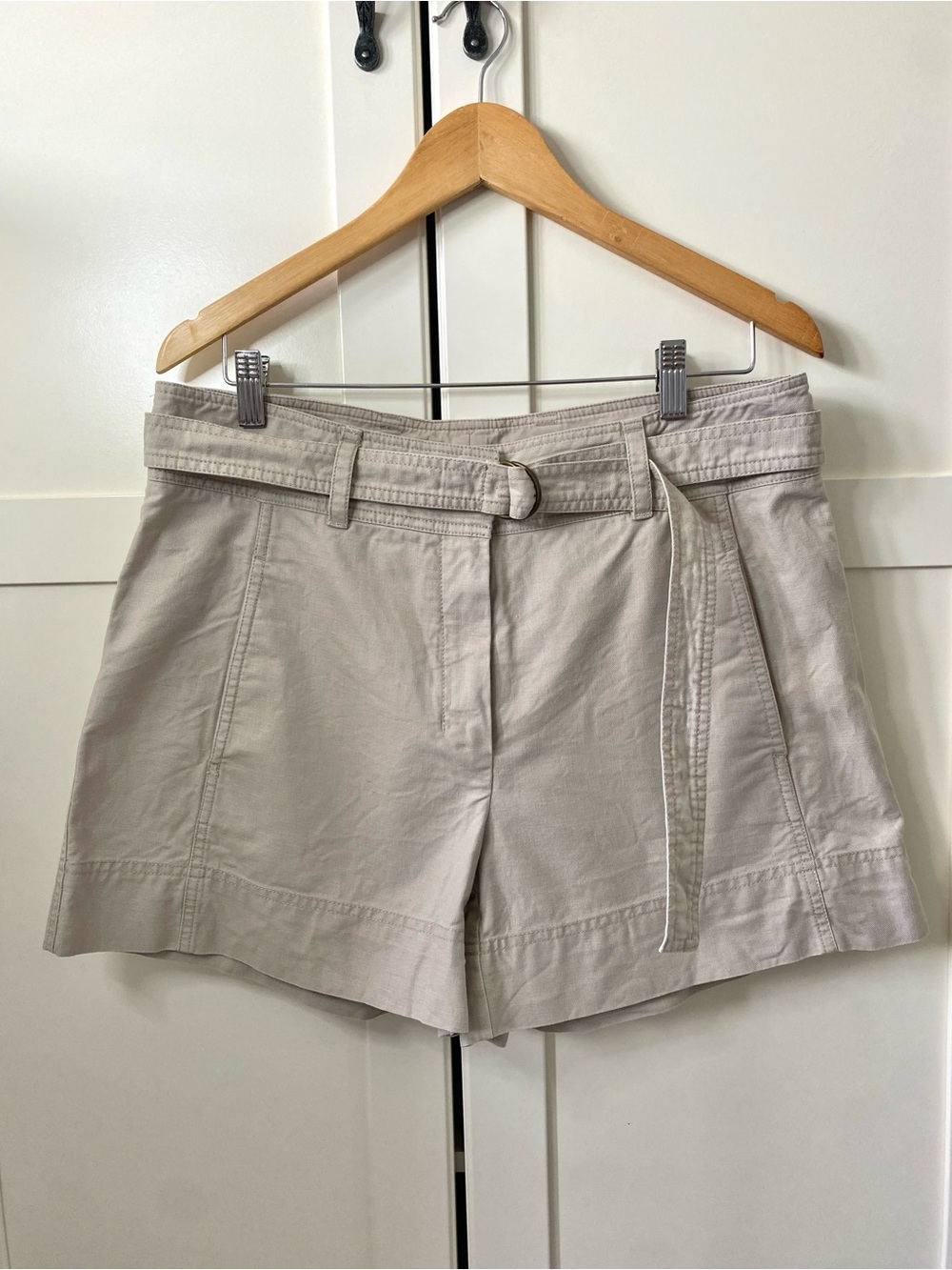 Babaton Aritzia Cotton Linen Blend High-Rise Belted Cargo Shorts Beige Size 10